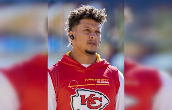 Patrick Mahomes Sets NFL Record as Chiefs Triumph Over Raiders, Extending Winning Streak to 13 Games