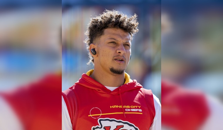 Patrick Mahomes Sets NFL Record as Chiefs Triumph Over Raiders, Extending Winning Streak to 13 Games