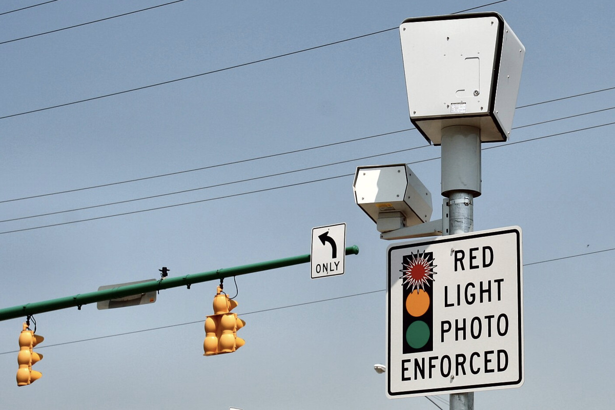 Phoenix City Council Votes to Reinstall Red Light Cameras Amid Traffic