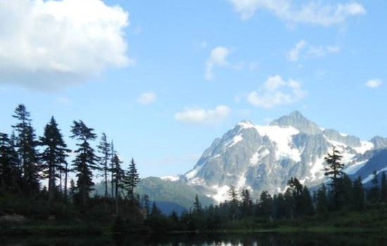 Seattle Embraces the Onset of Autumn with Clear Skies and Crisp Air, Rain Expected to Return