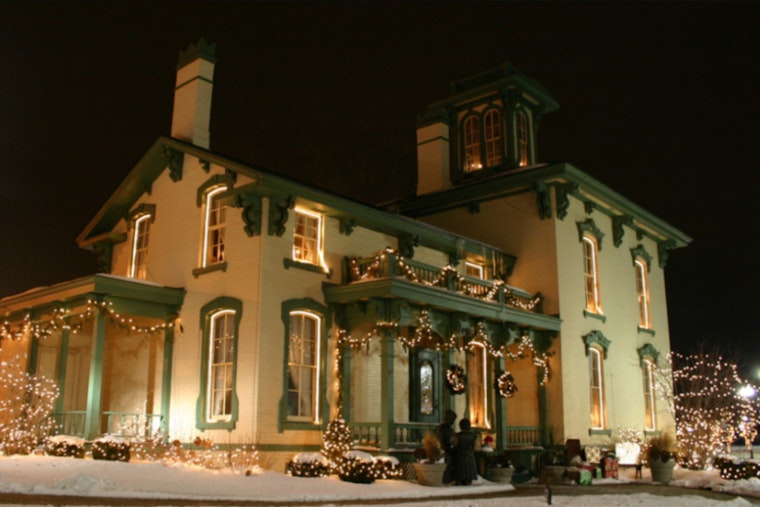 Sterling Heights Library and Historical Commission Host Victorian Christmas Photo Booth Event at Upton House Museum