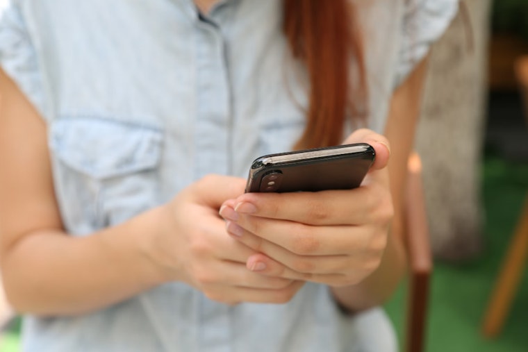 Texans Scrutinize Political Polls Amid Challenges of Call Screening and Demographic Participation