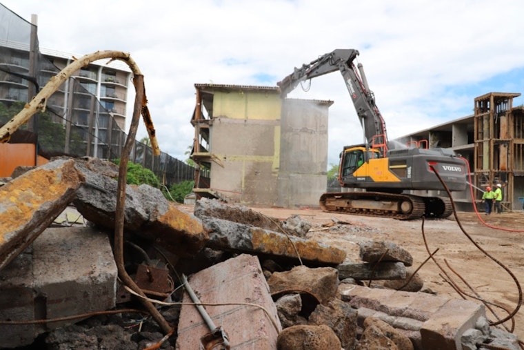 Uncle Billy’s Hilo Bay Hotel Demolition in Progress Amid Delays and Mechanical Issues in Hilo