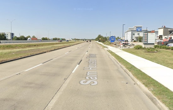 25-Year-Old Woman Fatally Struck by Vehicle on East Sam Houston Parkway, Houston Police Investigate the Incident