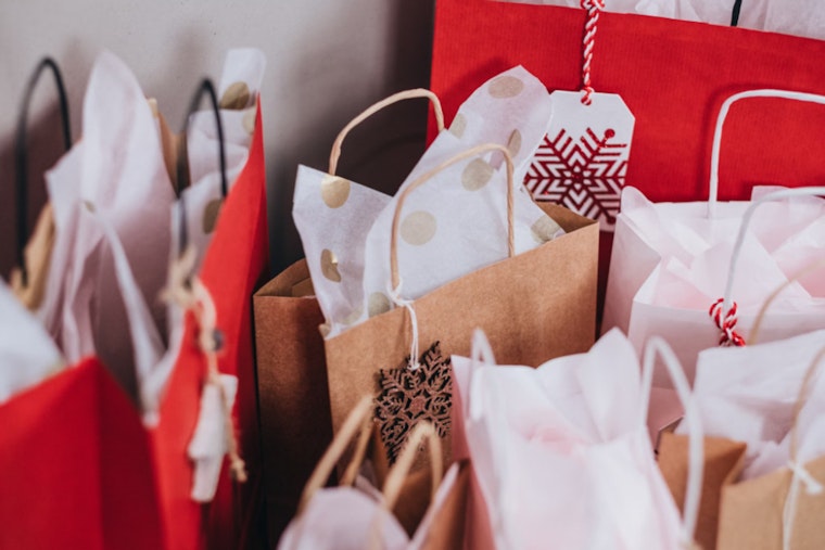 American Consumer Spending Set to Shine Despite Economic Gloom, Holiday Sales to Hit Record $989 Billion
