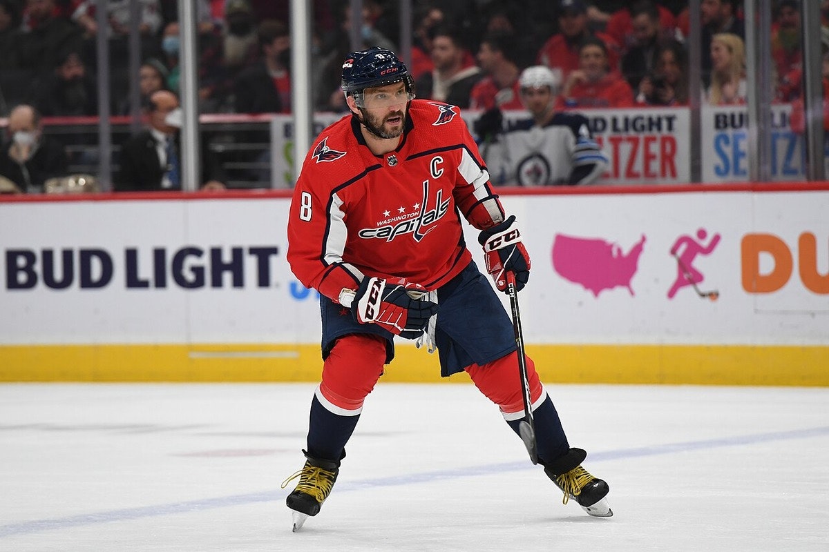 Capitals Crush Blues 8-1 as Ovechkin Nears Gretzky’s Record in Washington’s Dominant St. Louis Victory
