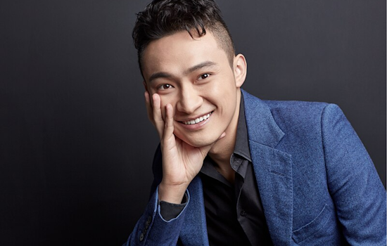 Crypto Entrepreneur Justin Sun Eats $6.2 Million 'Comedian' Banana Artwork in Hong Kong