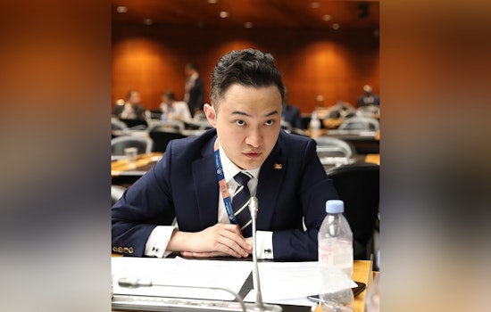 Cryptocurrency Tycoon Justin Sun Consumes $6.2 Million Banana Art in Hong Kong Spectacle