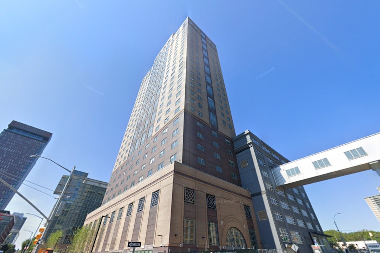 Decline in Migrants Leads to NYC Shelter Closures, Hotel Industry Faces Reconversion Crossroads