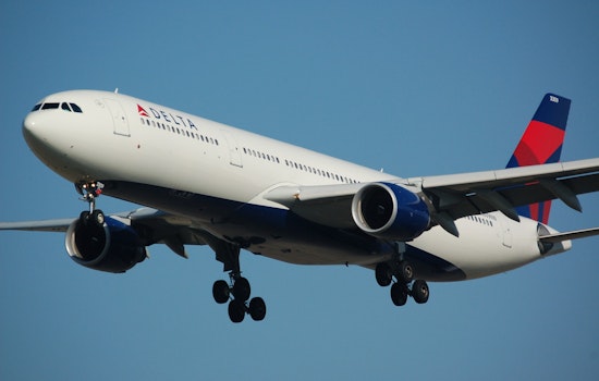 Delta Flight from Atlanta to Sacramento Clips Catering Truck During Taxiing at SMF