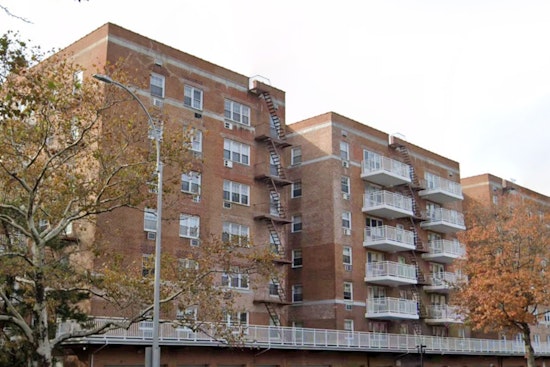 FDNY Firefighters Injured in Queens as Howard Beach Apartment Blaze Draws Massive Response and Displaces Residents