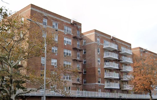 FDNY Firefighters Injured in Queens as Howard Beach Apartment Blaze Draws Massive Response and Displaces Residents