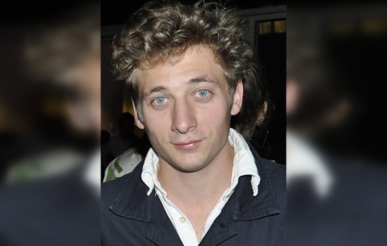 From Glenview Therapist to Celebrity Double, Local Wins Jeremy Allen White Lookalike Contest in Chicago