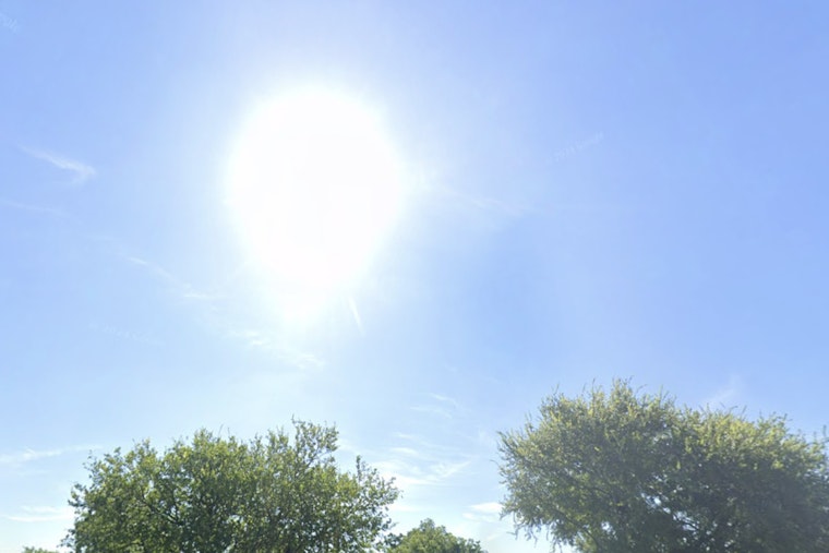 Houston Forecasts Sunny Skies, Cooler Nights, with a Chance of Rain and a Potential Cold Front
