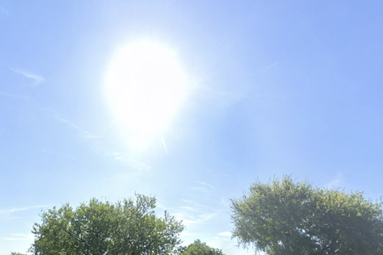 Houston Forecasts Sunny Skies, Cooler Nights, with a Chance of Rain and a Potential Cold Front