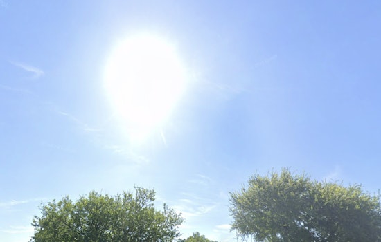 Houston Forecasts Sunny Skies, Cooler Nights, with a Chance of Rain and a Potential Cold Front
