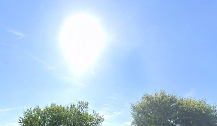 Houston Forecasts Sunny Skies, Cooler Nights, with a Chance of Rain and a Potential Cold Front