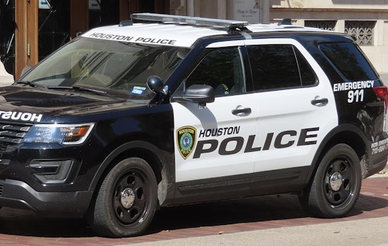 Houston Police Investigate Fatal Shooting on Highway 288, One Detained at Scene