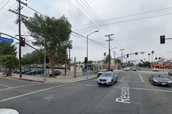 Los Angeles Firefighters Quickly Subdue Tarzana Brush Fire Near the Orange Line; No Injuries Reported