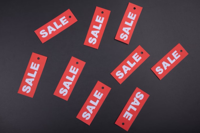 Massachusetts Shoppers Gear Up for Black Friday Crowds, Waning Deals Spark Critique