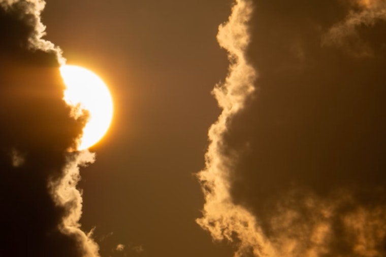 New York City Braces for Mixed Weather with Clouds and Rain Disrupting Sunshine Early in the Week