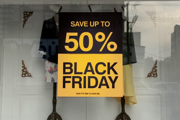 NY and NJ Shoppers Flood Stores for Black Friday Deals as Retailers Kick Off Holiday Season Sales