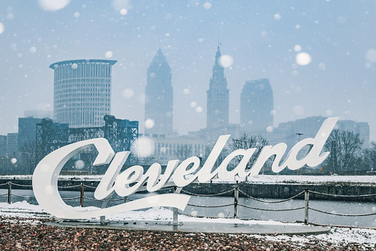 Persistent Lake Effect Snow Paralyzes Cleveland and Surrounding Areas, Residents Urged to Stay Home Amid Travel Chaos