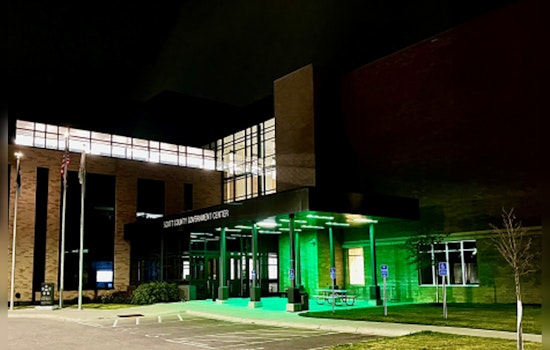 Scott County Shines Green Light to Honor Veterans in #OperationGreenLight Campaign
