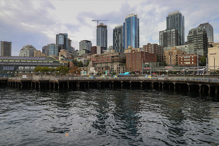 Seattle Braces for Chilly, Mostly Cloudy Thanksgiving Week with Occasional Rain Chances