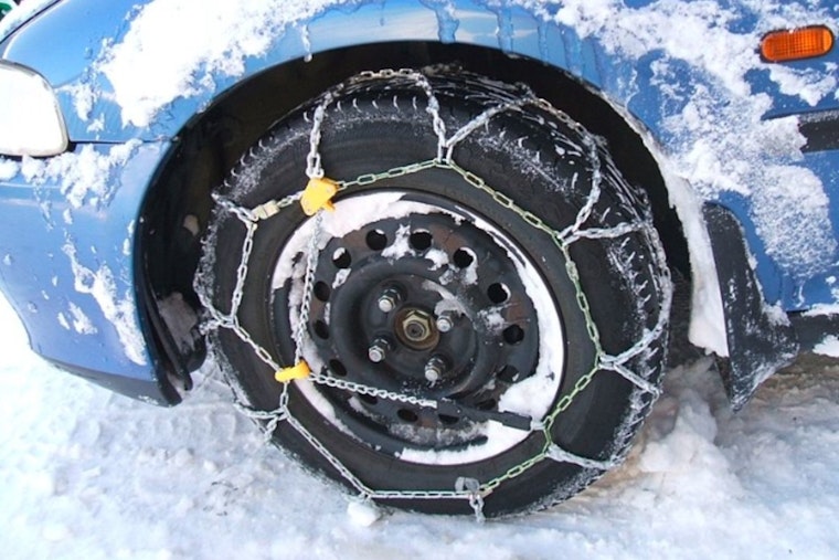 Travelers Face Chain Controls on Sierra Nevada Freeways Amid Fresh Snowfall in Northern California