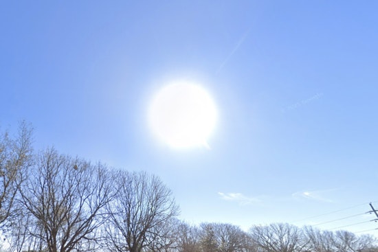 Warm Weekend Ahead for Houston with Sunny Skies and Gentle Breezes