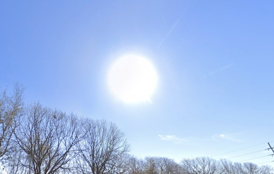 Warm Weekend Ahead for Houston with Sunny Skies and Gentle Breezes