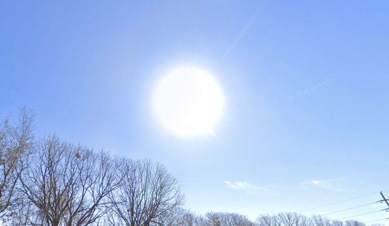 Warm Weekend Ahead for Houston with Sunny Skies and Gentle Breezes