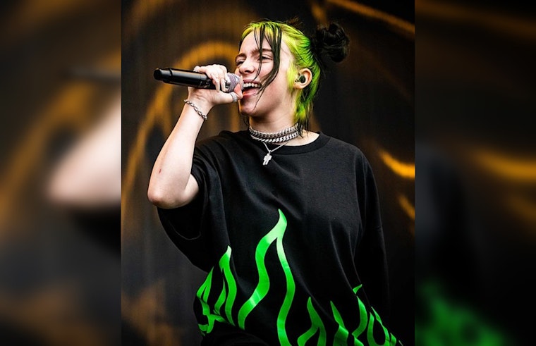 Billie Eilish Perseveres Through Fan Thrown Objects During Emotional Phoenix Concert Performance