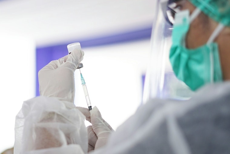 California Health Officials Urge Vaccinations Amid Winter Virus Surge Ahead of Holidays