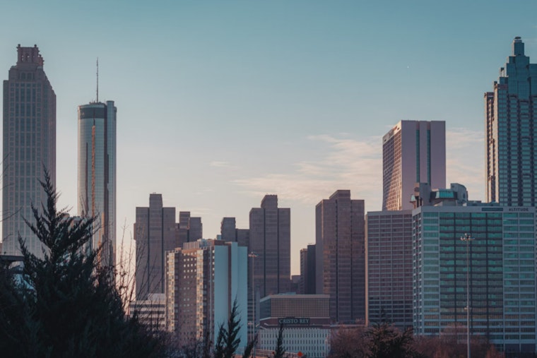 Chilly Spell Hits Atlanta with Widespread Frost, Clear Skies, and Breezy Nights Ahead