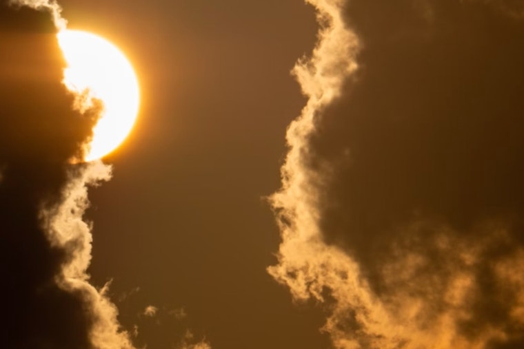 Chilly Start and Persistent Rain Showers in Philadelphia with Midweek Sun Glimpse