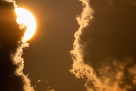Chilly Start and Persistent Rain Showers in Philadelphia with Midweek Sun Glimpse