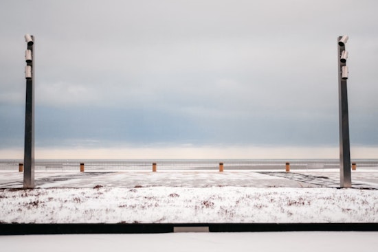 Chilly Winds and Flurries Expected in Milwaukee with Snow Showers and Blustery Conditions This Week
