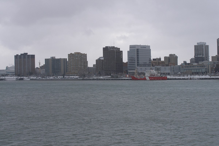 Detroit Faces Swirling Winds and Rain Showers, NWS Advises Caution Amidst Seasonal Turn