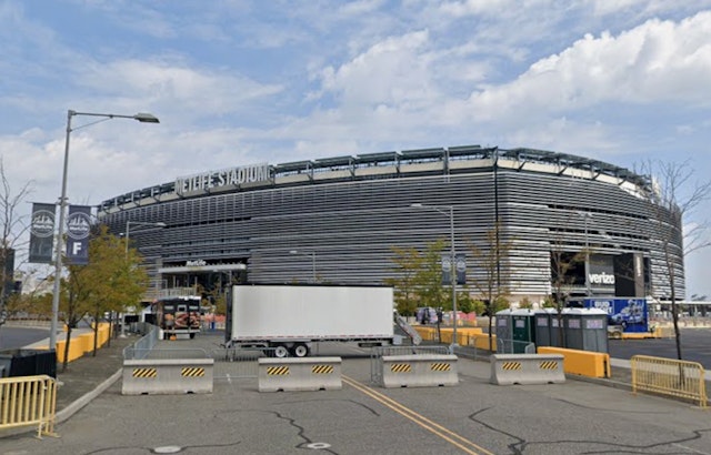 Frustrated Fans Fly Banner Over MetLife Stadium Urging Giants Owner to "Fix This Dumpster Fire"