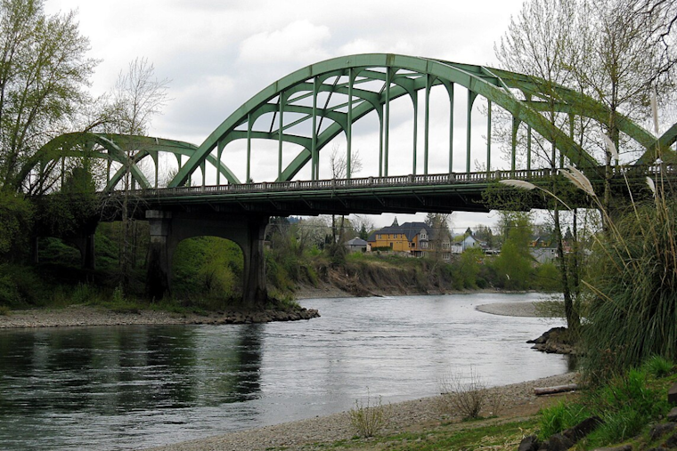 Gladstone Hotel Incident Leads to Suspect's Drowning in Clackamas River While Fleeing Police
