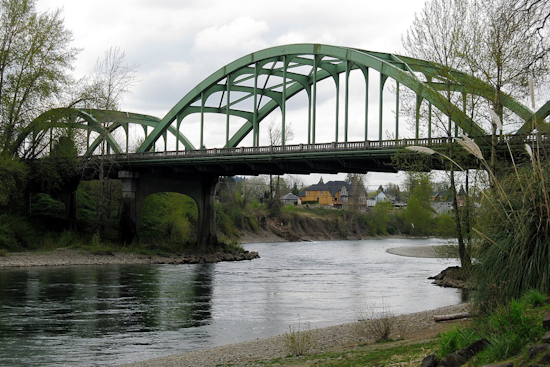Gladstone Hotel Incident Leads to Suspect's Drowning in Clackamas River While Fleeing Police
