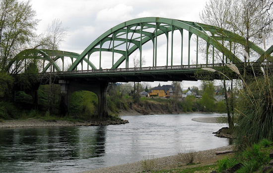 Gladstone Hotel Incident Leads to Suspect's Drowning in Clackamas River While Fleeing Police