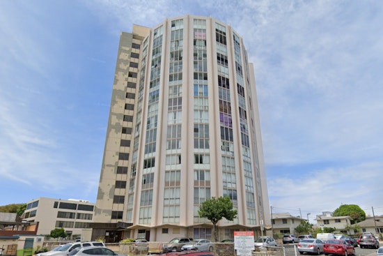 Honolulu Firefighters Quell 16th-Floor Blaze in Kaimuki High-Rise, One Treated for Breathing Troubles