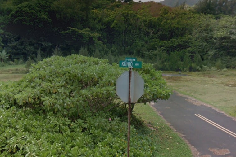 Kaua‘i Firefighters Fight Inaccessible Brush Fire in Wainiha, Road Closures on Kūhiō Highway