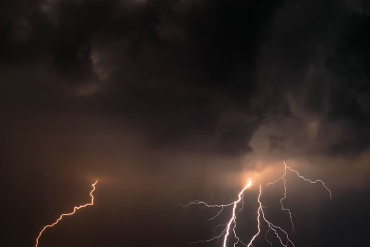 Knoxville Braces for Varied Weather with Showers and Thunderstorms Ahead