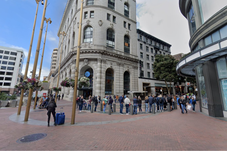 Last-Minute Holiday Rush Fills San Francisco's Union Square with Festive Spirit and Shopping Frenzy