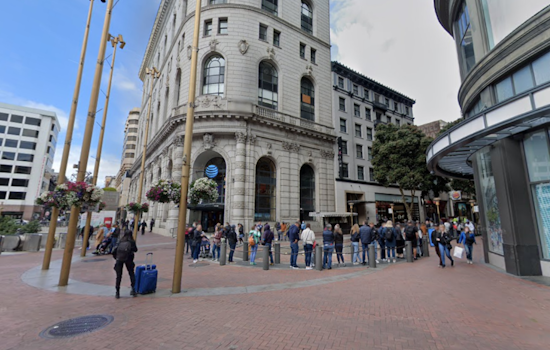 Last-Minute Holiday Rush Fills San Francisco's Union Square with Festive Spirit and Shopping Frenzy