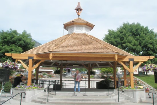 Leavenworth's Gazebo Park Marred by Vandalism Amid Christmas Festival
